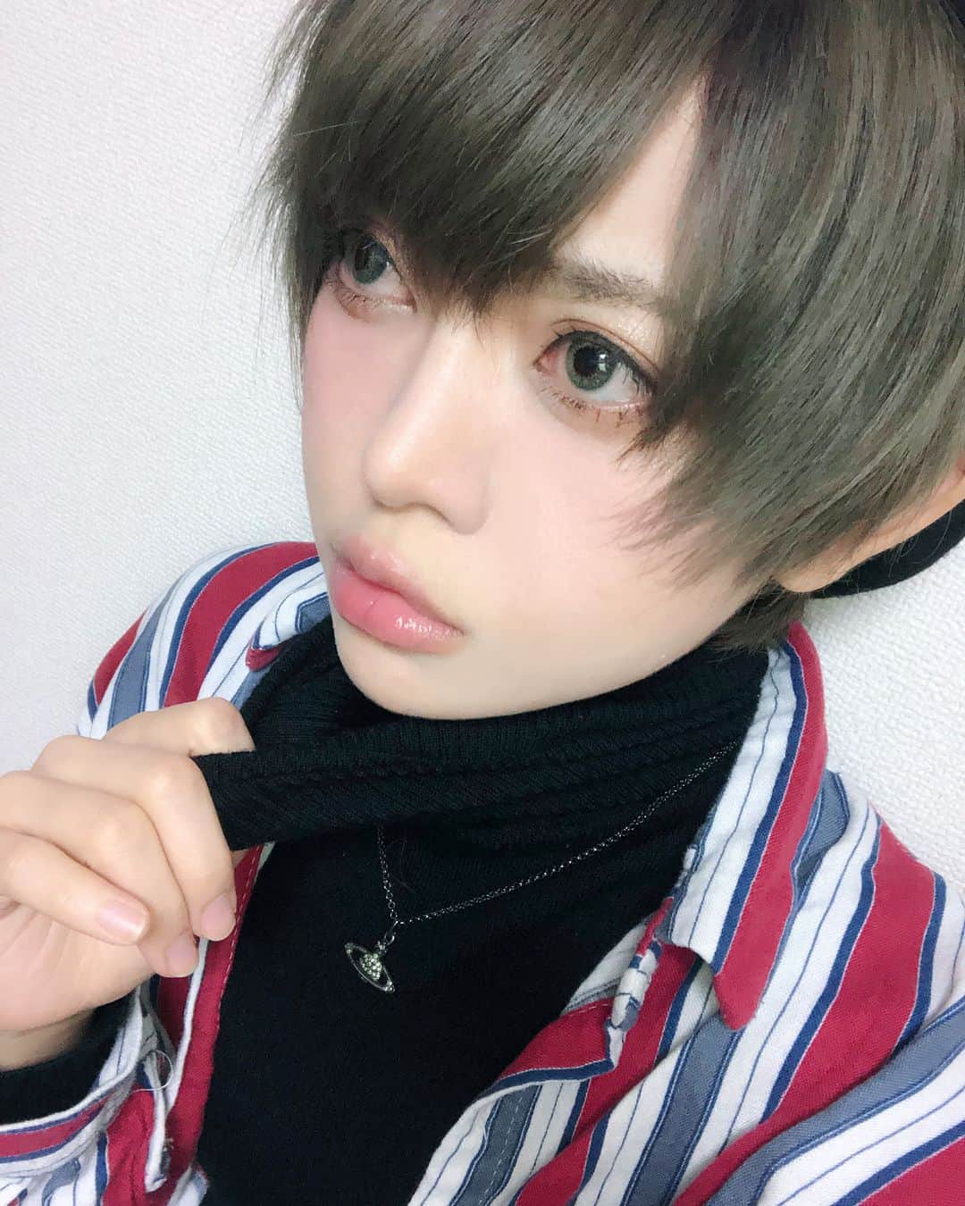 松竹ねじめのインスタグラム：「髪色をモスグリーンにした時の  #haircolor #mossgreen #greenhair #selfie #japanesecosplayer #ヘアカラー #ヘアカラーグリーン #ヘアカラーグレー #unisex #unisexhair」