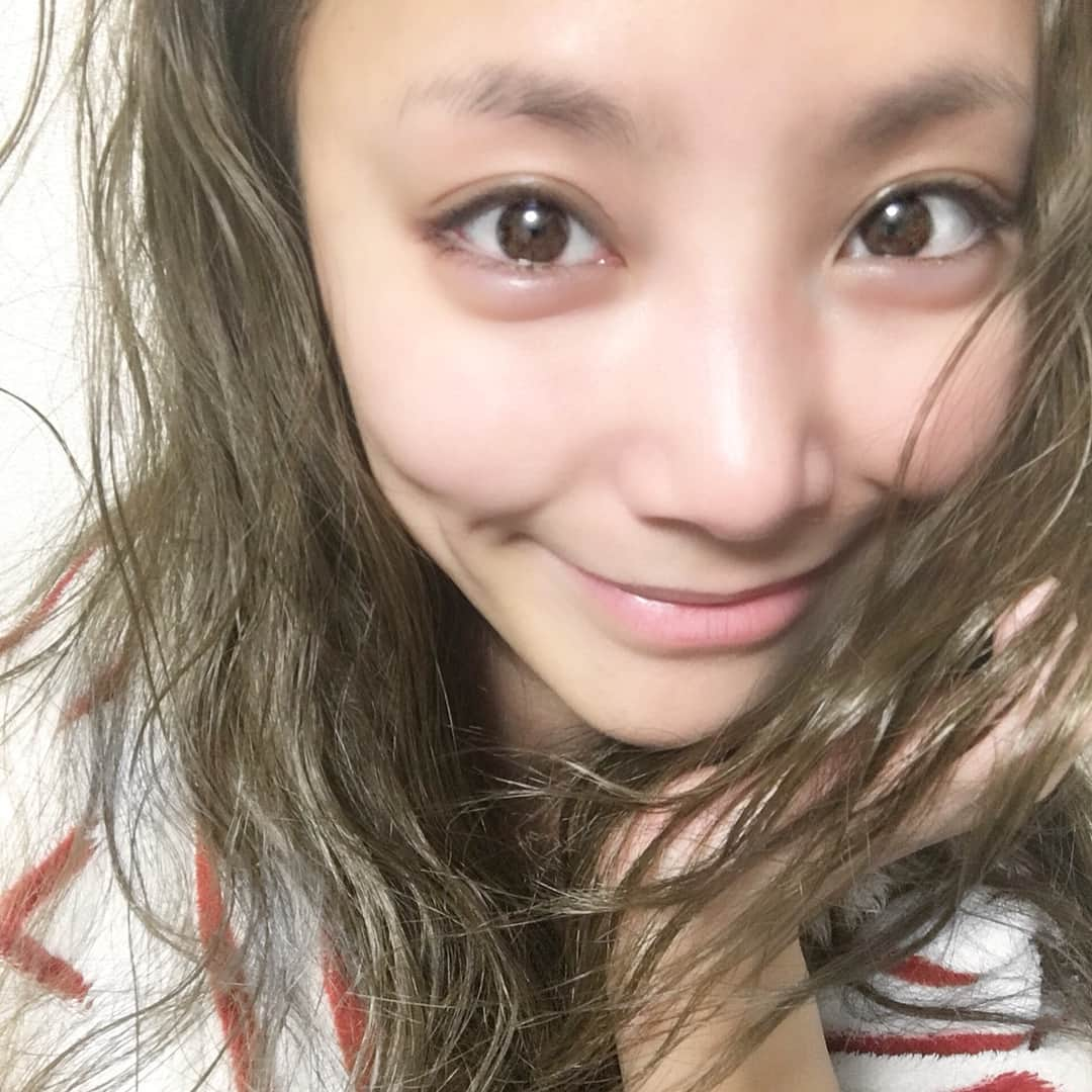 武田静加さんのインスタグラム写真 - (武田静加Instagram)「2018年色々変えて行こう！とスキンケアも🐭💓 普段からHOT YOGAをやってるのでリプロスキンはさっと使えて有り難い✨ @reproskin  お肌に優しい6つの無添加でニキビあとに特化した化粧水でもあって敏感肌で悩む私使っております。 お肌もっちもち〜✨ #リプロスキン #美肌 #ニキビケア #スキンケア #ニキビ予防」2月7日 20時59分 - takedashizuka0517