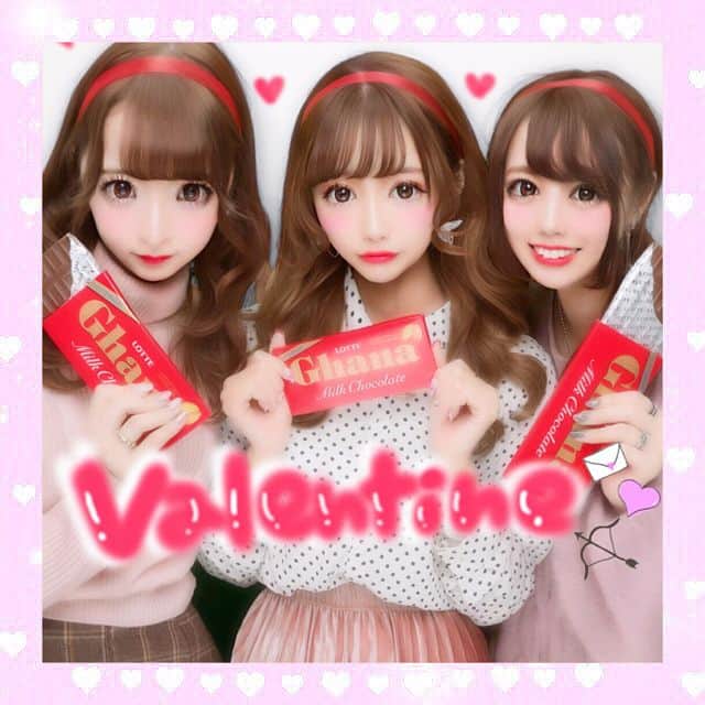 のインスタグラム：「チョコあげるっ❤️🍫笑 Ghana三姉妹🍓💗 チョコレート沢山食べたい💕 #ガーナ #チョコレート #バレンタイン #バレンタイン #バレンタインチョコ #ガーナチョコ #プリクラ #プリント倶楽部 #おそろコーデ #三姉妹 #赤 #新宿」