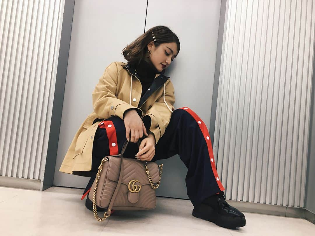 谷まりあさんのインスタグラム写真 - (谷まりあInstagram)「今日のわたし〜🖤Bagお気にいり💕 今日は髪をとめたい気分だったの😆 #marimarifashion」2月7日 21時45分 - mariaaaa728