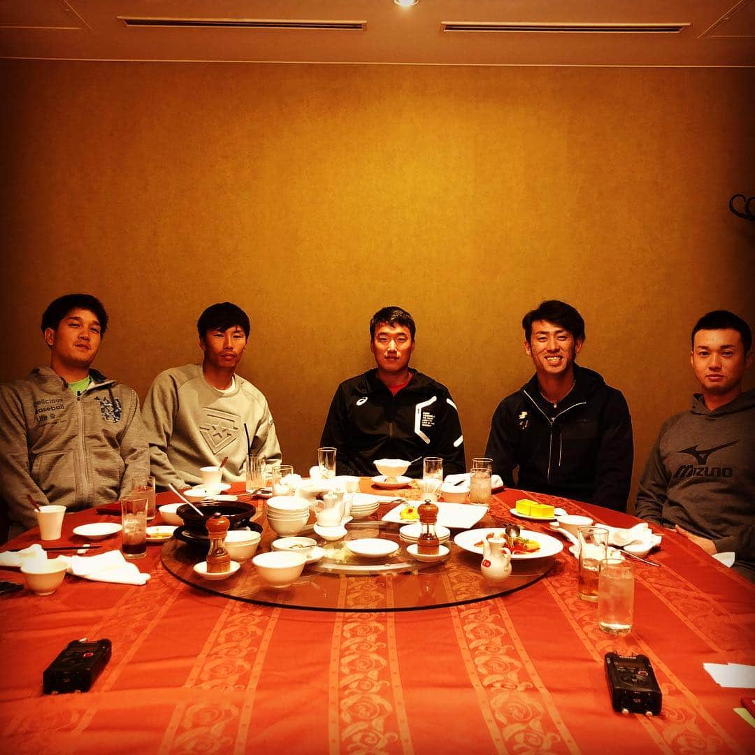 秋吉亮さんのインスタグラム写真 - (秋吉亮Instagram)「今日は練習後に同級生で座談会でした！ 配信まで楽しみにしててください(^^) #東京ヤクルトスワローズ #tokyo #yakult #swallows #秋吉亮 #石山泰稚 #上田剛史 #藤井亮太 #山田大樹 #同級生 #88年組 #座談会 #沖縄 #キャンプ #あんなことやこんなこと」2月7日 21時53分 - ryo.akiyoshi_14