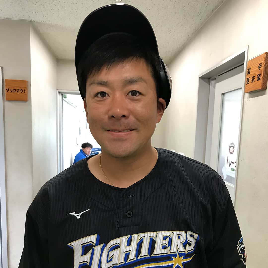 北海道日本ハムファイターズさんのインスタグラム写真 - (北海道日本ハムファイターズInstagram)「バネさんが迫って…！ #lovefighters #いちばん青い空にしよう #黒羽根利規 #ムードメーカー #明るいバネさん #フレームアウト #顔 #迫ってきた #笑」2月7日 23時05分 - fighters_official