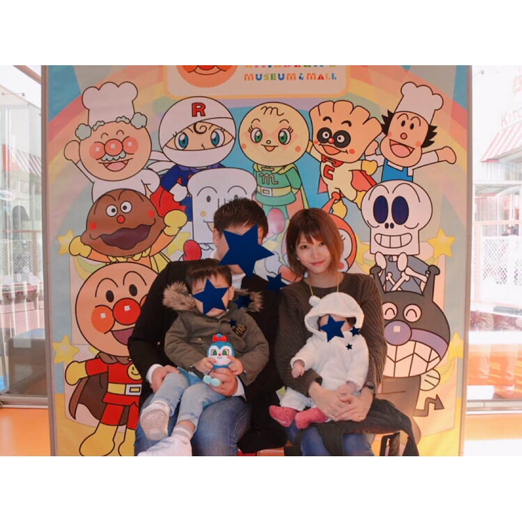 小池真友さんのインスタグラム写真 - (小池真友Instagram)「アンパンマンミュージアム🍞🌈✨ 最近はるとアンパンマン好きだから誕生日近いってことで行ってきたよ👏💓 . 大好きなコキンちゃん発見して大喜び🤣 初めてだったんだけど、まさかあんなにレストランで待つとは…もっと下調べすればよかったと後悔(/ _ ; ) 踊るアンパンマンの機敏な動きに感動✨ww はやては終始寝てて愚図らずとても助かりました😭❤️ . 楽しかったね💓また行こうね💓( ・∇・) . #アンパンマンミュージアム #アンパンマンミュージアム横浜 #コキンちゃん #コキンちゃん大好き #アンパンマンショー #男の子 #もうすぐ2歳 #0歳2ヶ月 #兄弟」2月7日 23時07分 - koikemayu_