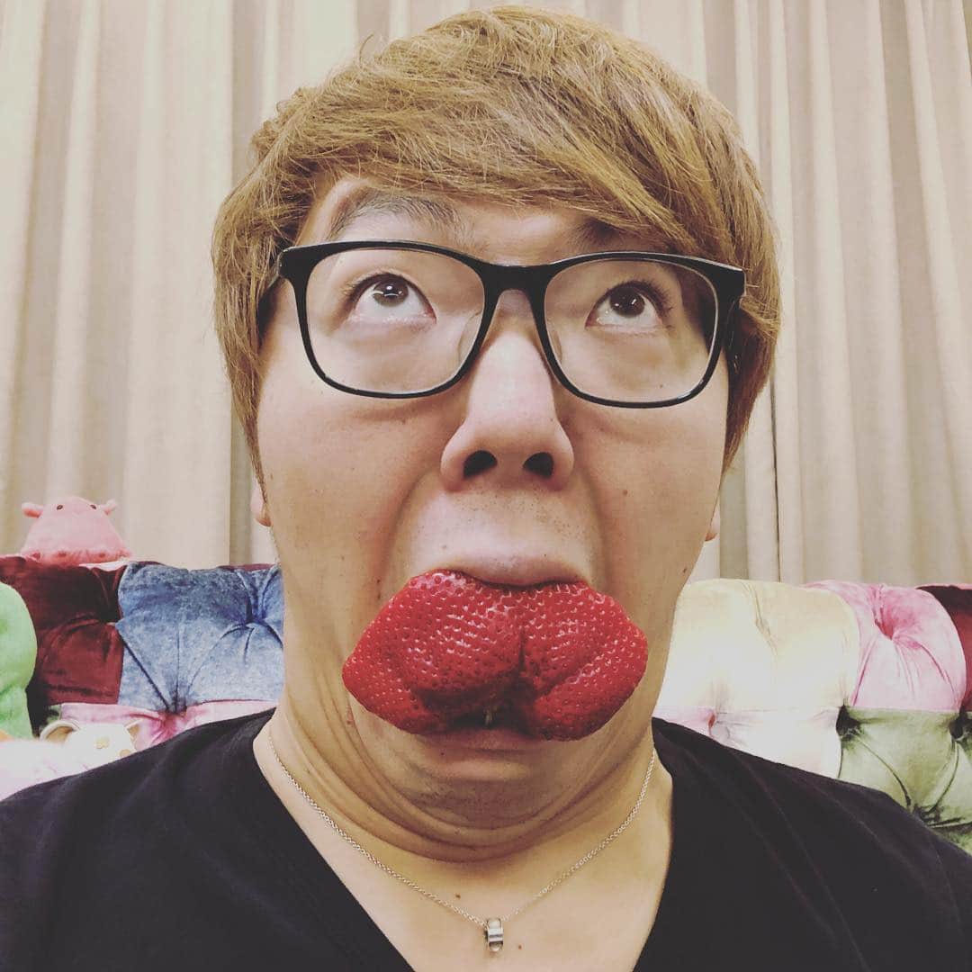 HIKAKINのインスタグラム：「いちごデカすぎwww あまおうです😎」