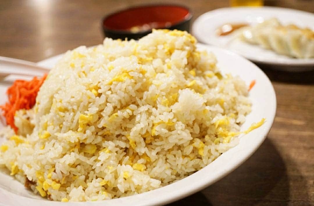 石関友梨さんのインスタグラム写真 - (石関友梨Instagram)「びっくりチャーハン！約1kg¥760円(*´罒`*) #ともや #ラーメン #地元ラーメン #チャーハン #びっくりチャーハン #約1kg #3合#デカ盛り #群馬 #大食い #ゆりもり #家族でごはん #更に上があるらしい #びっくりチャーハンの大盛り」2月8日 12時11分 - yurimorico