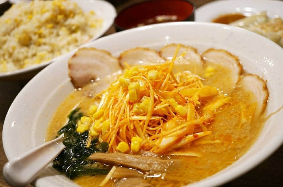 石関友梨さんのインスタグラム写真 - (石関友梨Instagram)「びっくりチャーハン！約1kg¥760円(*´罒`*) #ともや #ラーメン #地元ラーメン #チャーハン #びっくりチャーハン #約1kg #3合#デカ盛り #群馬 #大食い #ゆりもり #家族でごはん #更に上があるらしい #びっくりチャーハンの大盛り」2月8日 12時11分 - yurimorico