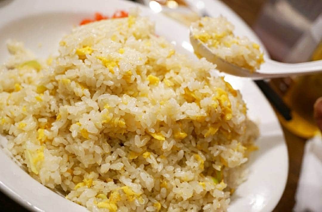 石関友梨さんのインスタグラム写真 - (石関友梨Instagram)「びっくりチャーハン！約1kg¥760円(*´罒`*) #ともや #ラーメン #地元ラーメン #チャーハン #びっくりチャーハン #約1kg #3合#デカ盛り #群馬 #大食い #ゆりもり #家族でごはん #更に上があるらしい #びっくりチャーハンの大盛り」2月8日 12時11分 - yurimorico