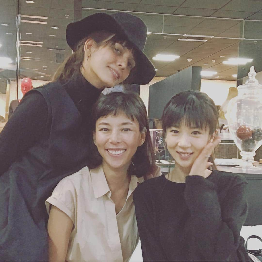 SHEILAさんのインスタグラム写真 - (SHEILAInstagram)「ほしのさんと展示会巡り👗👚👖2時間で一気に回るタイトさ。バタバタだったけど楽しかったぁ〜😆あきちゃんもくるみんも可愛い❤️ #展示会 #ダブルスタンダード #春夏2018 #ほしのあき #ブレない可愛さ」2月8日 12時12分 - sheichan16