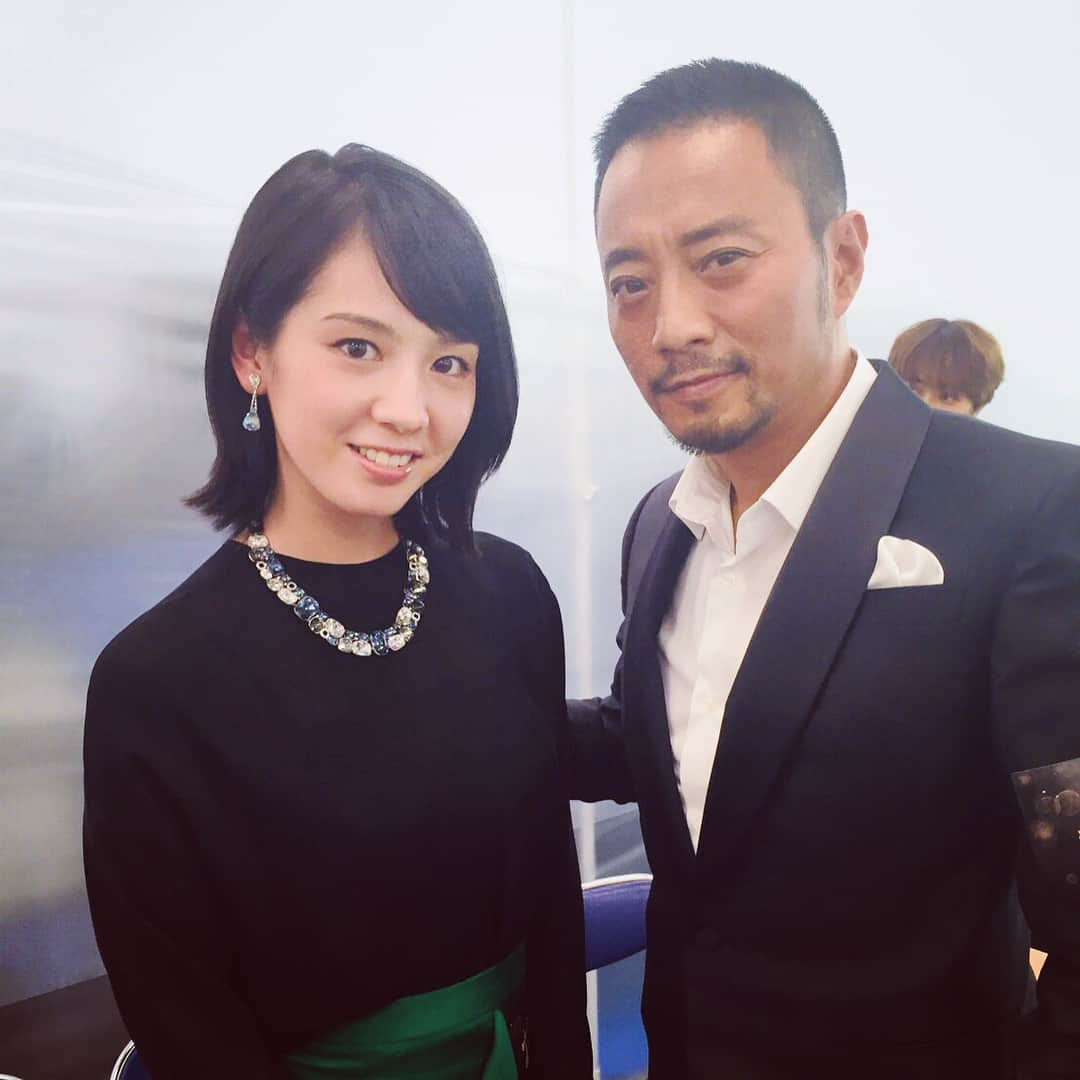 桜庭ななみさんのインスタグラム写真 - (桜庭ななみInstagram)「「マンハント」でご一緒させてもらったチャン・ハンユーさん。 クランクインの日、チャンさんと同じシーンで「アクション！」の声がかかってからのチャンさんの表情と雰囲気を1年半経った今でも忘れられません。 こんなに素敵な俳優さんと作品でご一緒できたことは私にとって大切な時間となりました。 そしてチーウェイさん！ 同じシーンが多いわけではありませんでしたが、いつも優しく声をかけてくださって、女優としても尊敬している私の中国のお姉さん的存在の方です。 数少ないこのような機会の中でチャンさんやチーウェイさんと出会えたことが本当に奇跡ですよね。  明日はいよいよ「マンハント」が日本で公開されます。ぜひ劇場に足を運んでくださいね‼︎ #桜庭ななみ #マンハント #2月9日公開 #張涵予 #チャンハンユー #戚薇 #チーウェイ」2月8日 12時46分 - nanamisakuraba_official