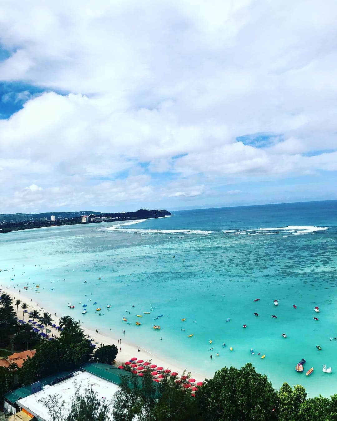 わちみなみのインスタグラム：「海が綺麗🦈 . はじめての雑誌の海外ロケで . 嬉しいことたくさん、発見たくさんでした🙂⭐️⭐️」