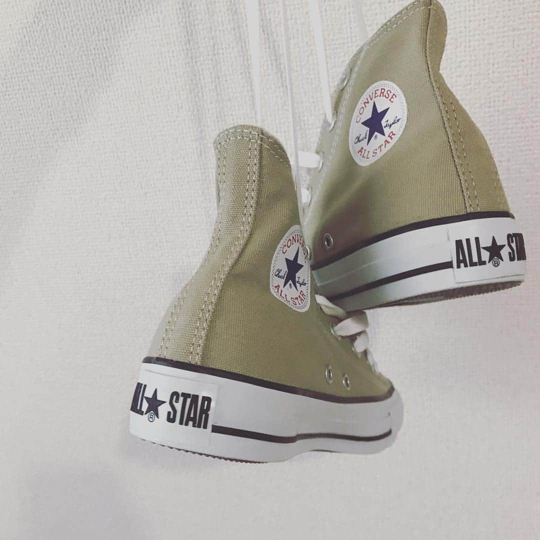 010iii_k_kot_kot__40さんのインスタグラム写真 - (010iii_k_kot_kot__40Instagram)「#newin #converse #allstar #beige #fashion #instafashion #instagood  こんばんは お久しぶりです🙇‍♀️ * 娘ʕ•ᴥ•ʔがインフルエンザ🅱️の2日後  体の痛みと共にやってきた発熱😷 でも、インフルエンザは検査は陰性😳 耐えられなかったので薬をもらって飲んで やっと今日から動けるまでになりました😂 * 10年ぶりのインフルエンザは体にこたえました💦 * それよりも💕 前から欲しかったベージュのコンバースちゃん😍 新色で出る！ってなってソッコーでポチ👆 本当なら今頃履いてスキップなんぞしてたのに インフルエンザになってしまって😭 ←陰性だったけど←しつこい！ * 早く元気になってお天気の良い日に これ履いてスキップしようと💃 * #まだ食欲なし #痩せたのは嬉しいが #体力もたない #皆さんも本当にお気をつけください🙇‍♀️ #体力ないからもう寝よう #今年は家族全員がインフルエンザになってしまった💦#しんどさで久しぶりに泣いた😭笑笑 #皆さんのところへはまたゆっくり遊びに行かせて下さい🙇‍♀️✨」2月8日 22時19分 - 010iii_k_kot_kot__40