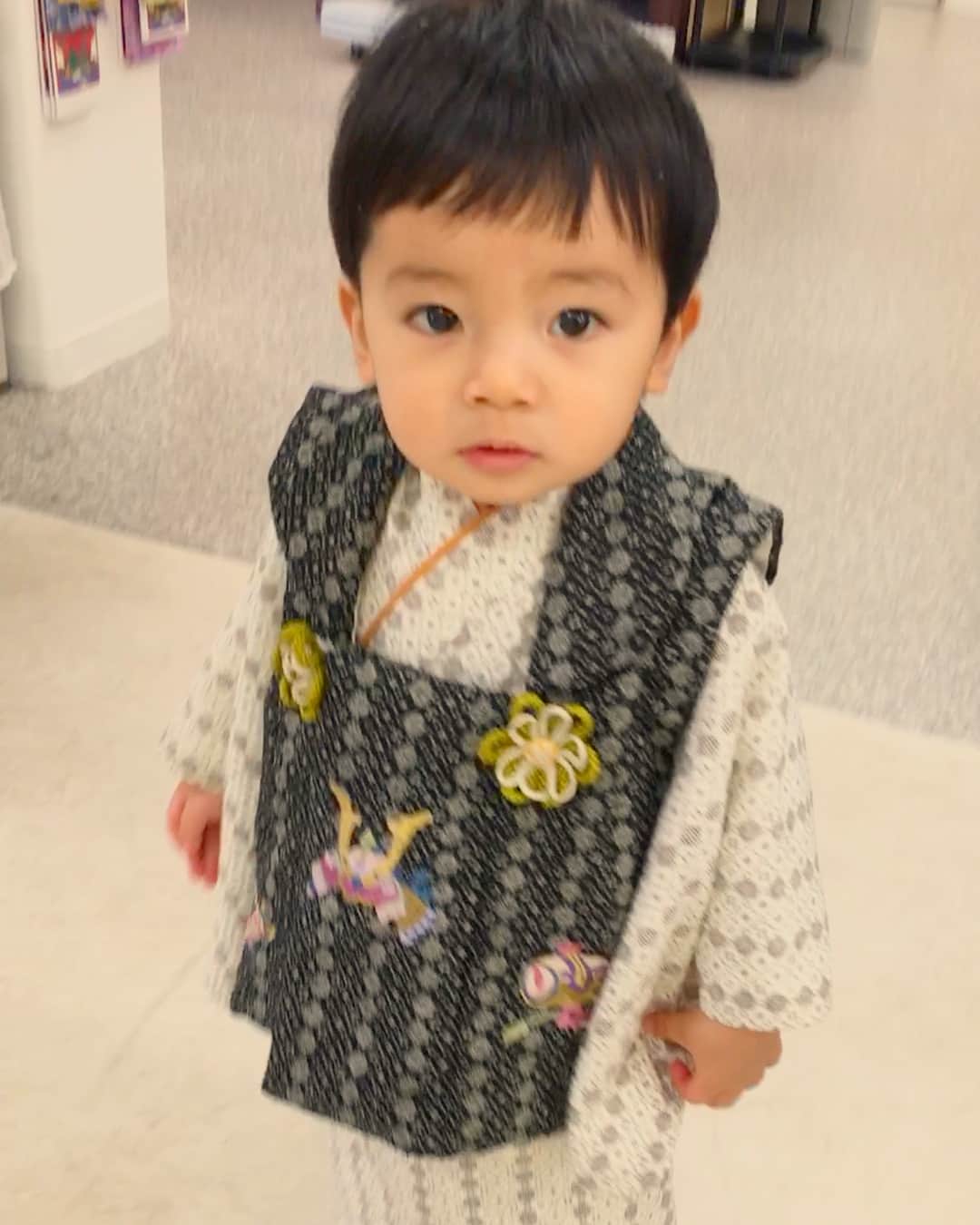 橋田昌実のインスタグラム：「袴姿な僕👦🏻﻿ ﻿ @mamari_official﻿ ﻿ ﻿ お宮参り&家族写真撮ったよ👨‍👩‍👦‍👦﻿ ﻿ あっち向いてこっち向いて下向いて﻿ 仰け反り返って泣いて逃げ出して〜﻿ ﻿ みんながカメラ目線の写真はほぼ無くてなんとか奇跡の一枚撮れたはず🙊♥️w﻿ ﻿ こんな時でも弟をよしよししようとするとうまくんはすっかりお兄ちゃんでした👦🏻﻿ ﻿ #愛しすぎて昇天😇﻿ ﻿ ﻿ ﻿ #お宮参り #家族写真 #男の子 #男の子ママ #男の子ベビー #年子 #ママリ #コドモノ #ベビフル #ベビリトル #インスタベビー #mamanoko #1歳5ヶ月 #2ヶ月 #奇跡の一枚 #スタジオアリス #親ばか #袴 #育児 #赤ちゃん #」