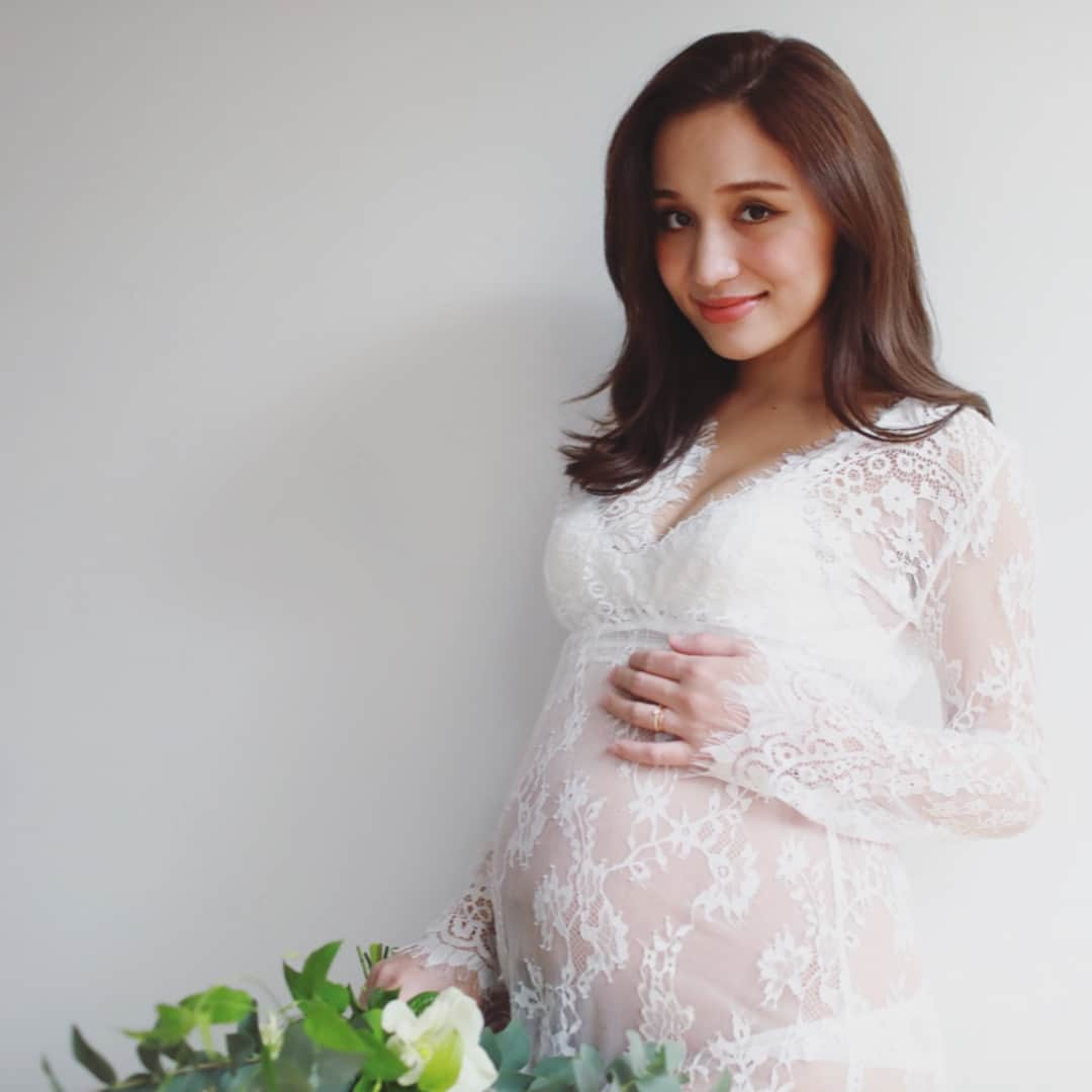 石塚絵梨さんのインスタグラム写真 - (石塚絵梨Instagram)「maternity Photo💝 生まれて2ヶ月が経ちました❣️ 写真は産まれる2週間前くらいに撮って頂いたもの💘  今目の前にいる我が子がお腹にいたんだと思うととっても不思議です😌👼🏻❤️ 毎日少しずつ成長して、笑ってくれたり、声を出したり色んな仕草が可愛い毎日です👼🏻 身体も回復してきました😊育児頑張るぞ〜🤣💓 お仕事でも昔からお世話になっていて お友達のカメラマンさん、@choppachopper さん💓 とっても素敵に撮ってくださって ありがとうございました💝 スタジオは @yestokyo さん💓 一生の思い出が撮れました❣️ ありがとうございます😌💘 #Maternityphoto」2月8日 21時10分 - ishi_eri1213