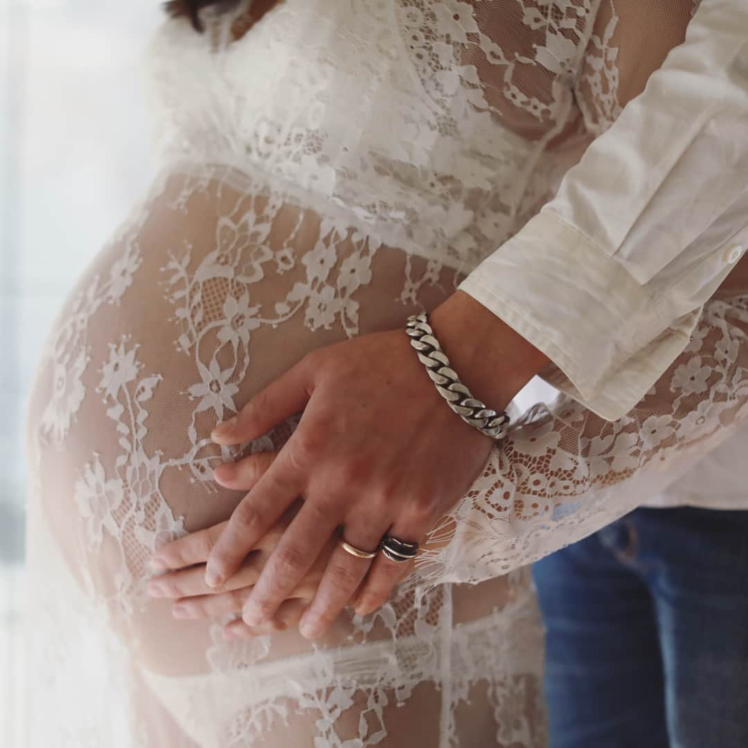 石塚絵梨さんのインスタグラム写真 - (石塚絵梨Instagram)「maternity Photo💝 生まれて2ヶ月が経ちました❣️ 写真は産まれる2週間前くらいに撮って頂いたもの💘  今目の前にいる我が子がお腹にいたんだと思うととっても不思議です😌👼🏻❤️ 毎日少しずつ成長して、笑ってくれたり、声を出したり色んな仕草が可愛い毎日です👼🏻 身体も回復してきました😊育児頑張るぞ〜🤣💓 お仕事でも昔からお世話になっていて お友達のカメラマンさん、@choppachopper さん💓 とっても素敵に撮ってくださって ありがとうございました💝 スタジオは @yestokyo さん💓 一生の思い出が撮れました❣️ ありがとうございます😌💘 #Maternityphoto」2月8日 21時10分 - ishi_eri1213