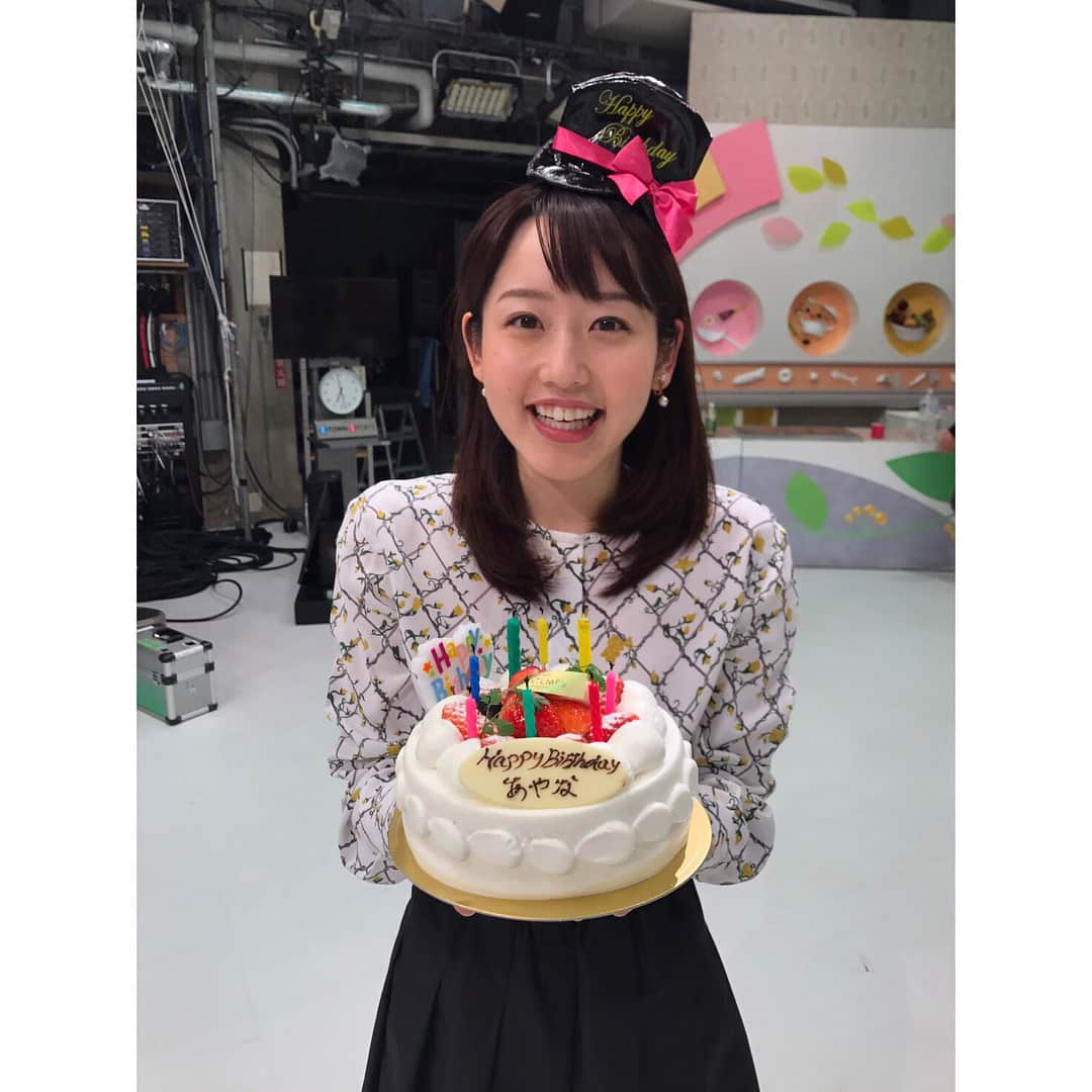 河村綾奈のインスタグラム：「26歳になりました。 本当にたくさんのお祝いの気持ちをいただきました。 応援してくださるみなさん、 こんな私に関わってくださるみなさん、 いつも本当にありがとうございます！ . 明日からも、笑顔で、そして一つ一つのことに全力で向き合って参ります。 これからも見守っていただけると幸いです。 そして 一緒に楽しんでいただけるともっと幸いです！✨ 26歳。より高く！より強く！ . #誕生日  #帰宅したらお祝いモードでした #お父さんお母さんありがとう」