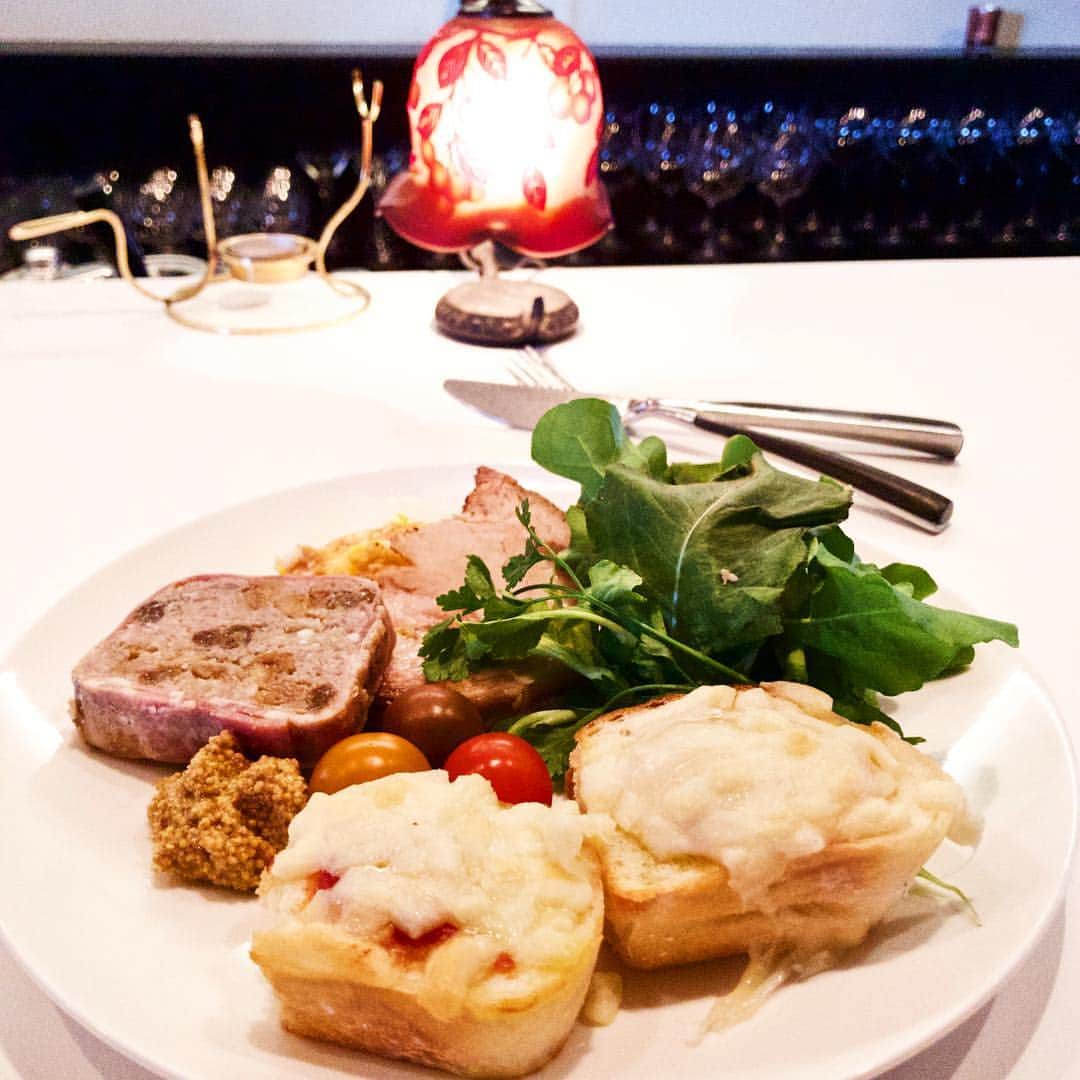 Barre de vin Kのインスタグラム：「2018.02.08  ブランチ  ロースハムのソテー 木の実とフルーツのパテ サラダ ブルスケッタ  軽くワインと楽しみましょう🍷  brunch  Saute of roast ham Pear of tree and fruit salad Bruschetta  Let's enjoy lightly with wine 🍷  #brunch #LouisVuitton #warm #foodstragram #vscocam #instafood #instavsco #IGersJP #foodphoto #onthetable #vsco_food #vscogram #fodstyling #feedfeed #mycommontable #foodvsco #foodlover #wine #winelover #barredevink #LIN_stragrammer #オトコノキッチン #kagoshima #cafestragram #大人カフェ #winebar #cafe #winebar」