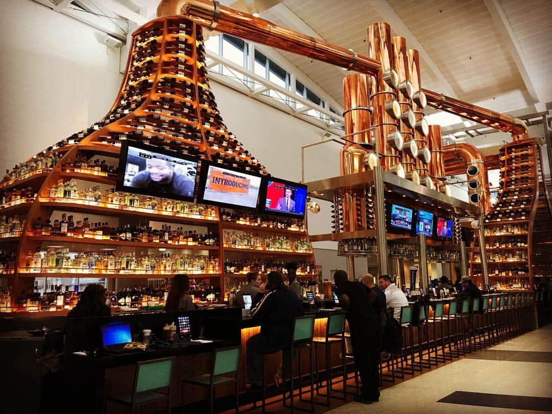 のインスタグラム：「Houston♡ #travel #ri_travel #Houston #airport #texas #usa #transit #nice #bar #photogenic #genic_houston #instahouston #旅行 #りぃ旅 #タビジョ #ヒューストン #りぃ旅ヒューストン #空港 #フライト約12時間 #全然寝れず #結局映画4本観た #🇺🇸 #✈️」
