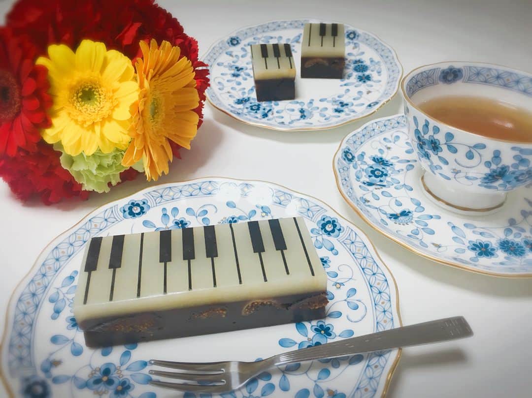 森本麻衣のインスタグラム：「So Cute💓Piano japanese sweet bean paste jelly (YOKAN)🎹✨ . ピアノ羊羹😍 かわゆい😋 . . . #piano#yokan#japanese#sweets#instapiano#🎹 #ジャズ羊羹#羊羹#ピアノ#甘いもの」