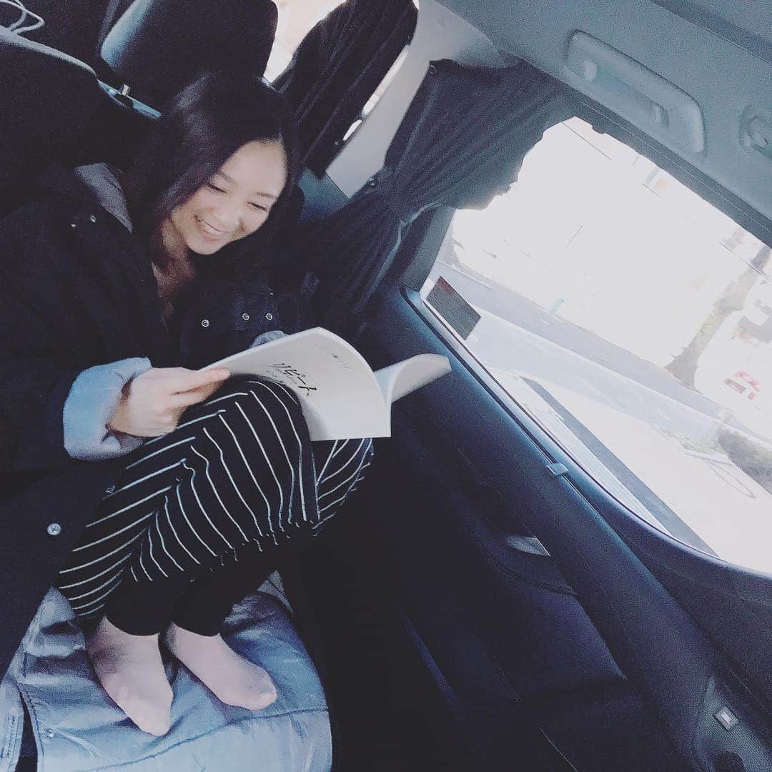 安達祐実さんのインスタグラム写真 - (安達祐実Instagram)「❤️❤️❤️ 待ち時間の車内。マネージャーの前田氏が、何か面白いことを言ったもよう。 @repeat_drama」2月8日 22時29分 - _yumi_adachi