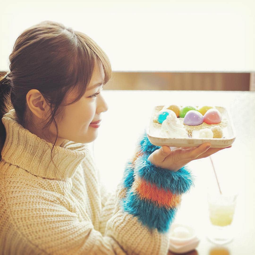渋谷凪咲のインスタグラム：「かわいい白玉たちと見つめ合うなぎちゃん。白玉はきな粉やあんこ、生クリーム、醤油など、食べ方のバリエーションも豊富です💓 ・・・・・・・・・・・・・・・・・・・・・・・・・・・ 関西ウォーカーWEBの連載にも未公開カット掲載中！ プロフィールのリンクからどうぞ🌼  #かわいい関西 #渋谷凪咲 #nmb48 #大阪 #難波 #白玉 #しらたま #しらたま専門店 #大阪カフェ #難波カフェ #関西ウォーカー」