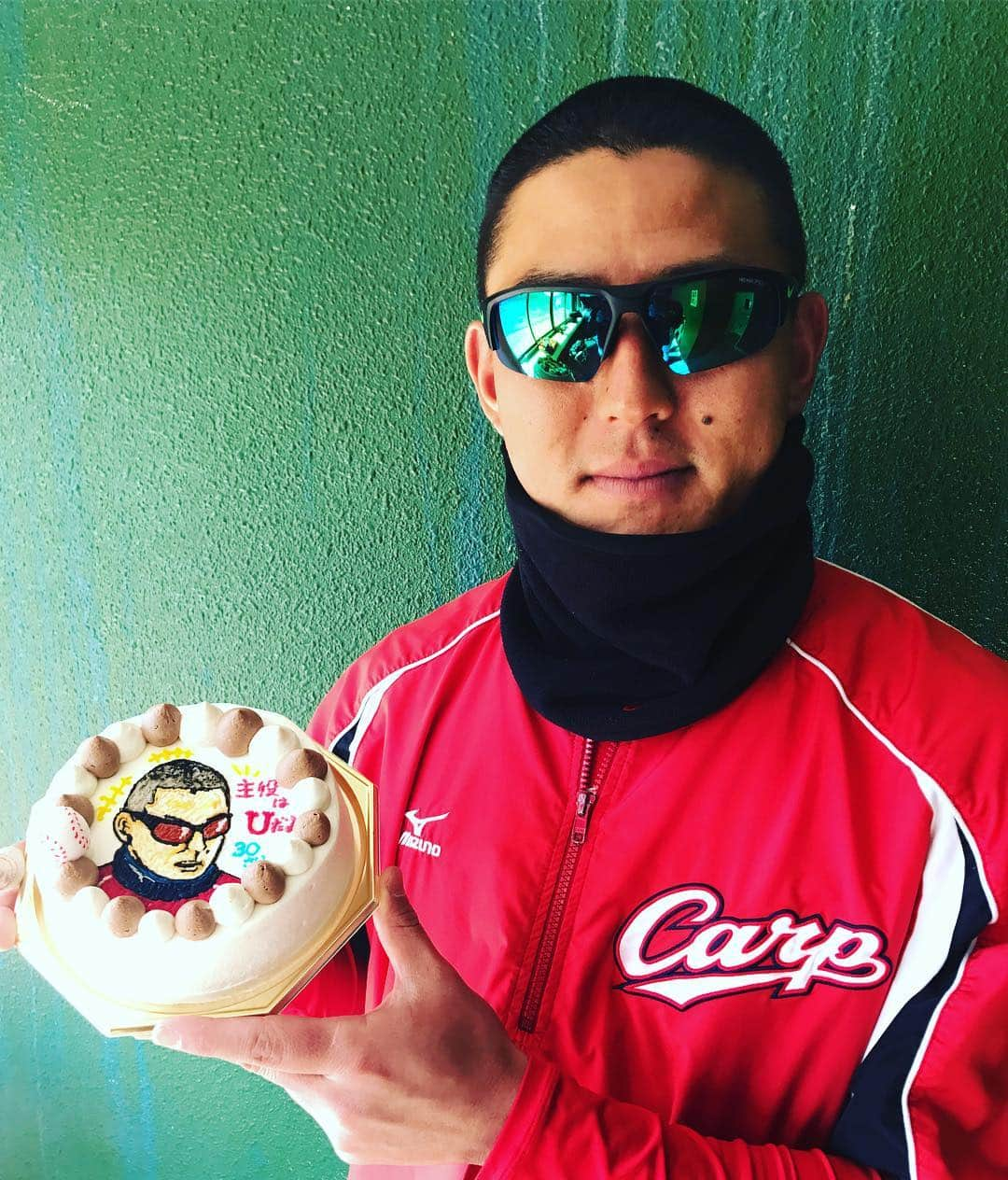 福井優也のインスタグラム：「2018.2.8 30歳になりました🤔  ケーキ頂きました🎉  今年は勝負の年。結果として残せるように頑張ります。 #大人になります #福井です #ケーキがサングラスに坊主だったので #同じスタイルです」