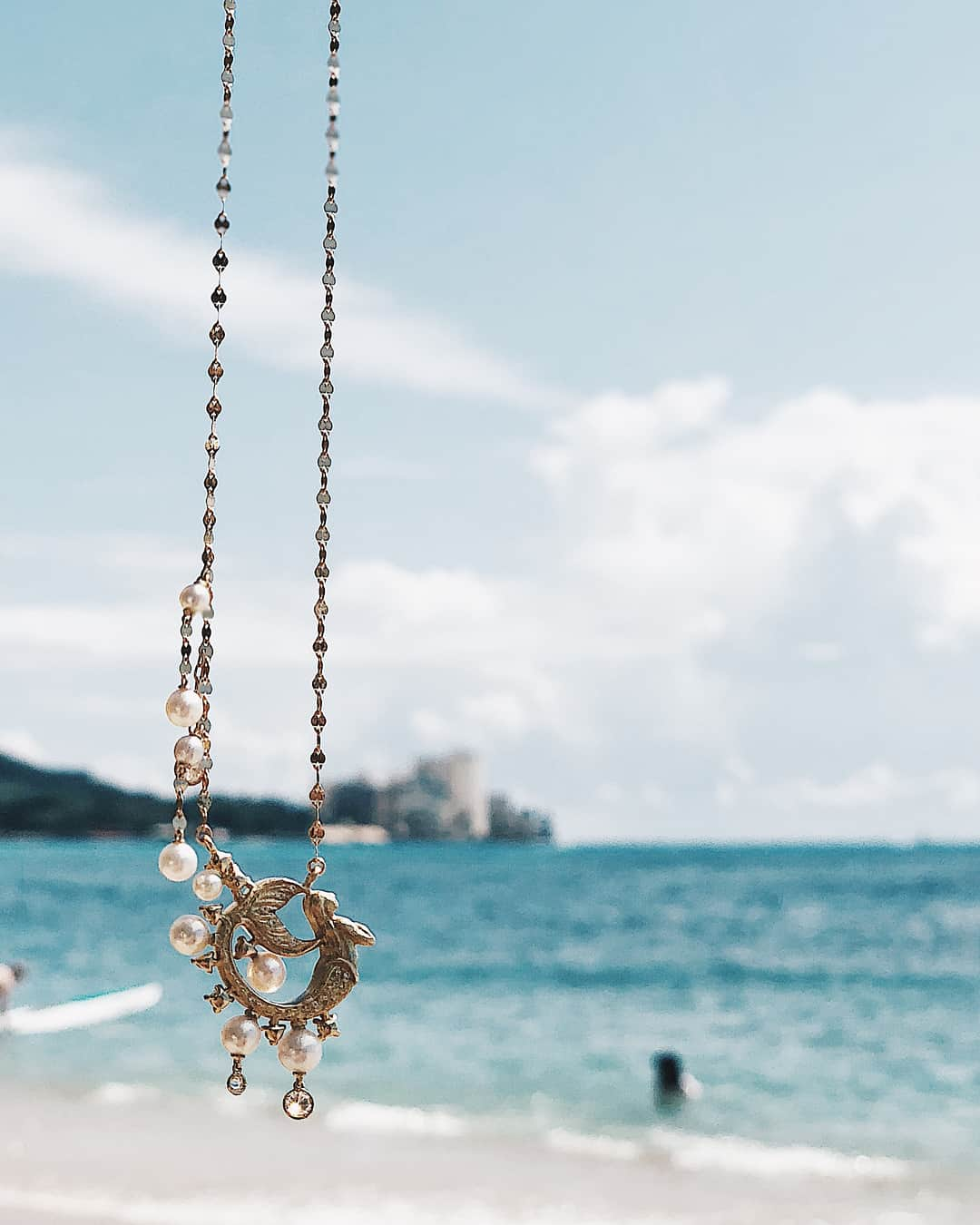 福王寺彩野さんのインスタグラム写真 - (福王寺彩野Instagram)「🧜‍♀️💙💙💙 . #AHKAH #jewerly #dreamymermaid #reversible #necklace #pearl #myfirstcollection #hawaii #waikiki #honolulu #beach #ハワイ #アーカー #ジュエリー #パール #人魚姫 #ネックレス #リバーシブル 📷 @daikiitoh」2月9日 7時12分 - ayano_fukuoji