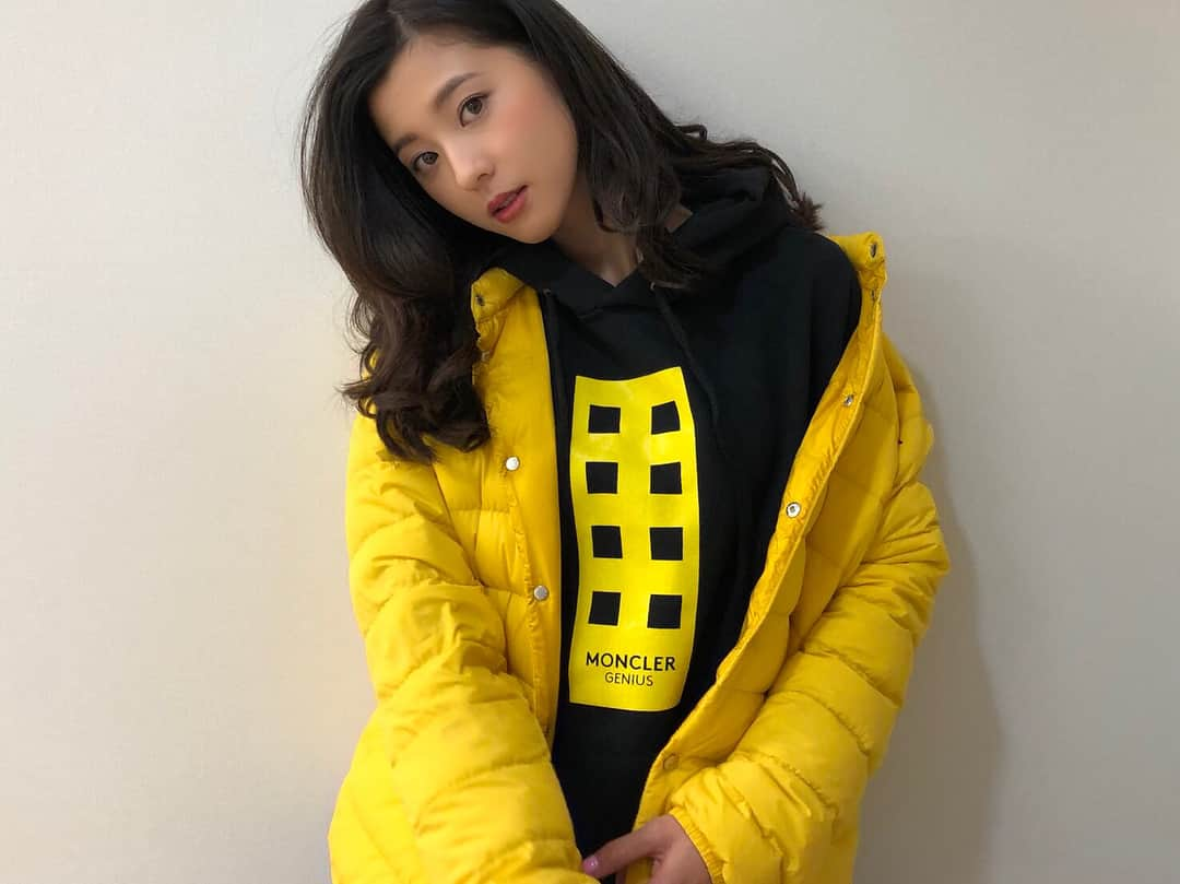 朝比奈彩さんのインスタグラム写真 - (朝比奈彩Instagram)「Monclerから新コレクションが 2/20に発表♡ 楽しみだなー！！ . . . #MONCLERGENIUS @moncler #yellow #ootd #outfit #denim」2月8日 23時37分 - asahina_aya