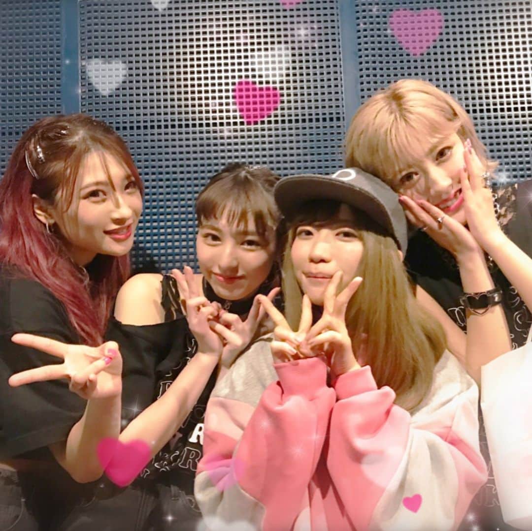 ぱいぱいでか美のインスタグラム：「昨日PINK CRES.さんと撮ってもらったお写真！ 3人共憧れのお姉さん感すごくて最高、、♡(年下だけど関係ない！) まるで囲みチェキ😂笑 #pinkcres #夏焼雅 ちゃん #二瓶有加 ちゃん #小林ひかる ちゃん 💘💘💘 ツイッターにも書いたけど男性ダンサーとのパフォーマンスが本当にかっこよくて！ 常にステージで挑戦を続けるみやちゃん本当にかっこいいし、にへちゃんとひかるちゃんがライブを楽しんでるのがこっちにまで伝わってくるのもかわいすぎるし、PINK CRES.サイコー！ってなりました😍😍 新曲も披露されたからアルバムも楽しみだし、、ツアーも、、やってほしいですーーー！！！お願いします！！！見たい！！！ やっぱり私は強くて美しい女が一生好きです、、💓」