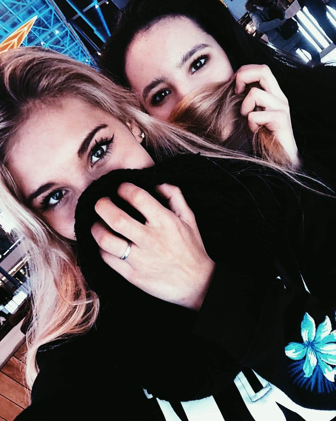 ポリーナ・ツルスカヤのインスタグラム：「🖤🥀❄️」