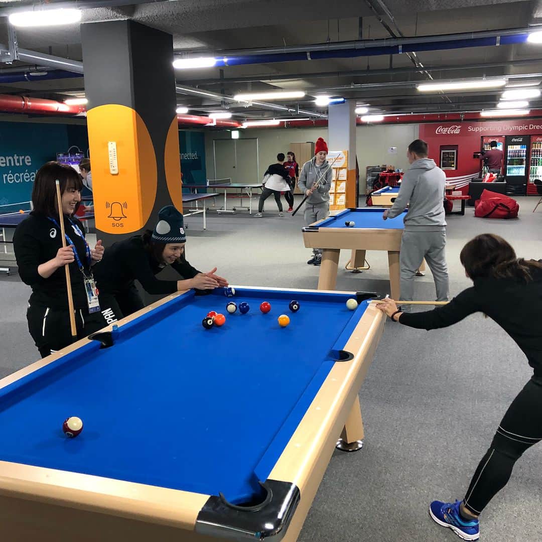 ジェームス・ダグラス・リンドのインスタグラム：「First coaching task of the Olympics... teaching the ladies how to play pool 🎱Enjoying the Athletes Village before the Opening Ceremony tonight #curling」