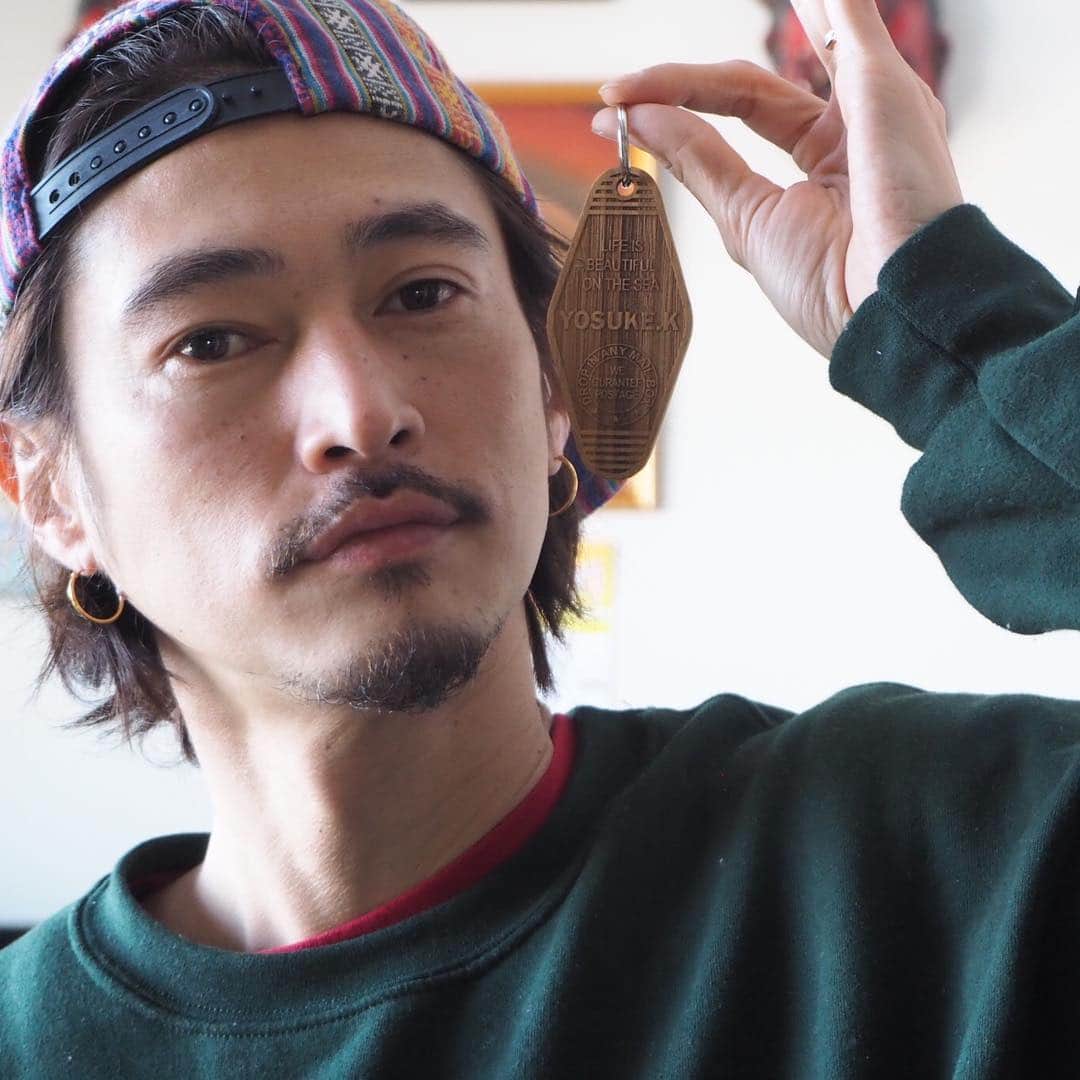 窪塚洋介のインスタグラム：「#yosuke kubozuka "I got @irie_beach !!" #iriebeach #アイリービーチ #キータグ  #ハンドメイド」