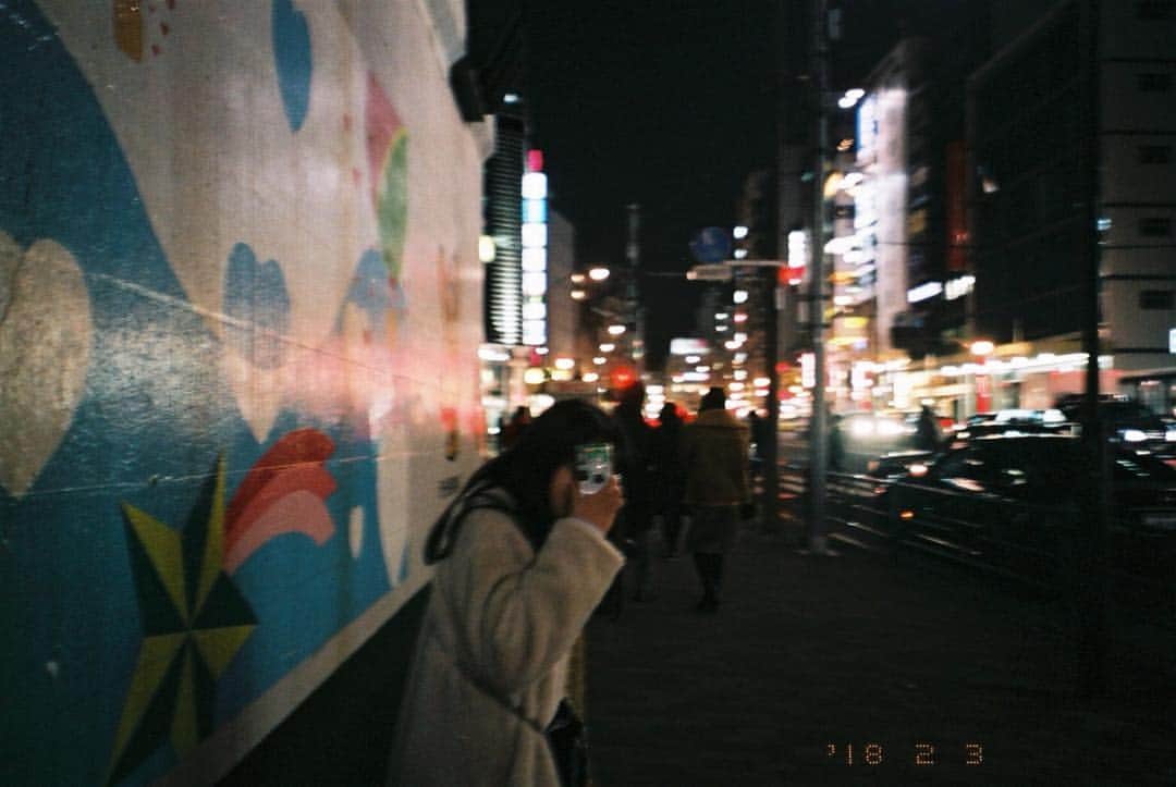 横田真悠さんのインスタグラム写真 - (横田真悠Instagram)「☺︎☺︎☺︎ このフィルムカメラ最強に可愛かった、 フォトバイ @enosawa_manami」2月9日 9時24分 - yokota_mayuu