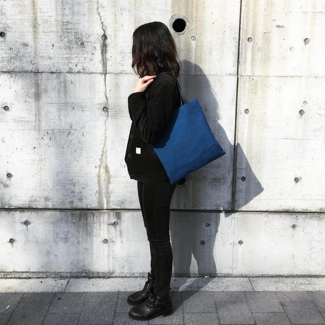 バッグ通販TORATOさんのインスタグラム写真 - (バッグ通販TORATOInstagram)「早く春が来てほしい。。 #itti_tokyo #itti #fashion #bag #totebag #blue #sunbrella #shopping #ootd #torato #blue #simple #harajuku #fabric #イッチ #ファッション #トートバッグ #ブルー #トラト #シンプル #サンブレラ #原宿」2月9日 11時03分 - torato.jp