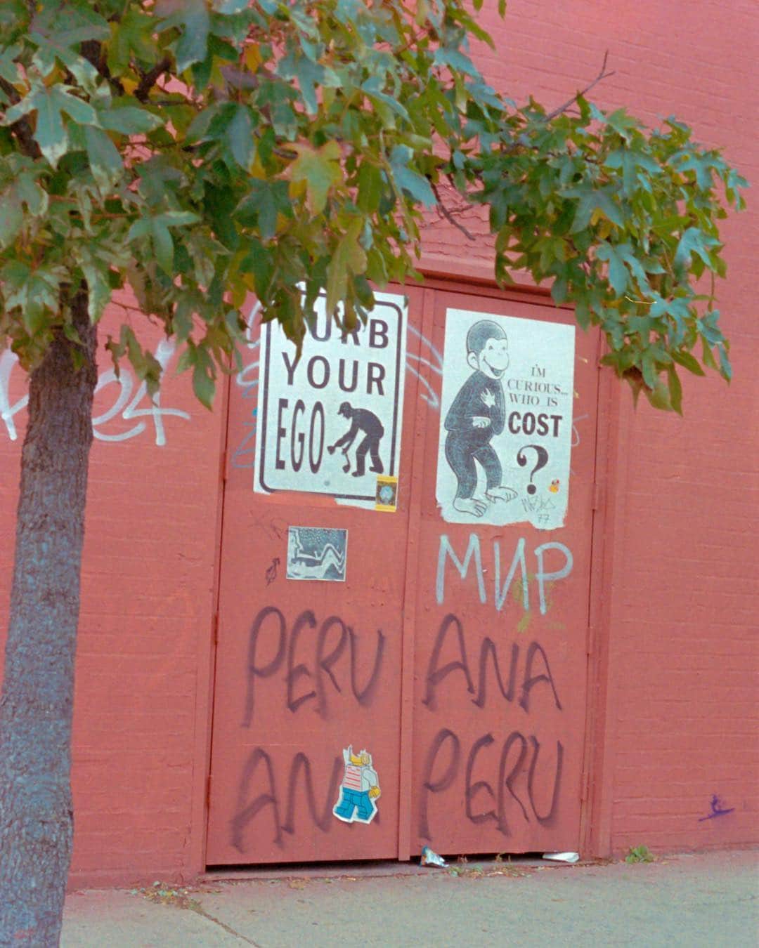 フィガロジャポンさんのインスタグラム写真 - (フィガロジャポンInstagram)「街を彩るアートも日々進化。ニューヨーク在住のフォトグラファー、田中大海さんが切り取るのは、ニューヨークストリートアート界のレジェンド、アダム・コストが描いた作品。おさるのジョージがモチーフで、なんだか可愛い！⠀ photo : OMI TANAKA⠀ #figarojapon #田中大海 #ニューヨーク #アートと暮らす #フィガロ3月号」2月9日 11時41分 - madamefigarojapon