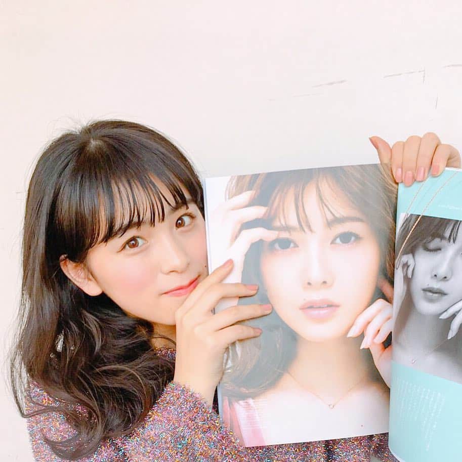 乃木坂46のインスタグラム：「今日のオフショットは#大園桃子 さん💟巻頭の白石麻衣さんの写真とパチリ🤳  #N46MODE #乃木坂46 #大園桃子 #白石麻衣」
