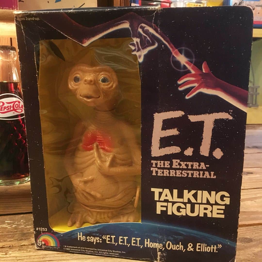kiarrysさんのインスタグラム写真 - (kiarrysInstagram)「E.T.のトーキングフィギュア入荷🌟 * 1982年映画公開当時に発売されたトーキングフィギュアです🎶 E.T.のサイドの紐を引っ張ると4種類のセリフをお話しします🤗 リアルな造形と青い目がとても綺麗です💙✨ * ボックスのデザインももれなく可愛い❣️ * WEBショップ掲載中 5940yen * * ⚠️インスタDMからのご注文は受け付けておりません。ご了承下さいませ🙇**➡️ 通販のご注文・商品のお問い合わせはこちら➡︎ メール✉️ kiarrystoys@nifty.com 電話☎️03-3314-3446 Webショップ💻http://kiarrys.ocnk.net/ . #kiarrys #キアリーズ #高円寺 #アメリカ #JUNK #アンティーク #antique #買取 #オモチャ買取 #TOY #vintage #ヴィンテージ #古着#advertisement#Advertising#アドバタイジング#et」1月16日 16時19分 - kiarrys