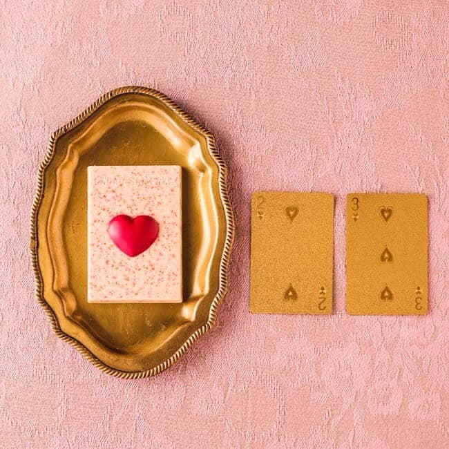 ルミネ公式のインスタグラム：「ホワイトチョコに真っ赤なハート スペイン王室御用達の本命チョコ [ #LUMINEMAGAZINE ] #lumine #ルミネ #ルミネ新宿 #カカオサンパカ #バレンタイン #valentine #チョコレート #chocolate #本命チョコ #バラ #いちご #ホワイトチョコ #ラズベリー味 #ハート #sweets #instasweets #food #instafood #yummy #follow #followme #フォロー http://www.ozmall.co.jp/especial/gourmet/12248/」
