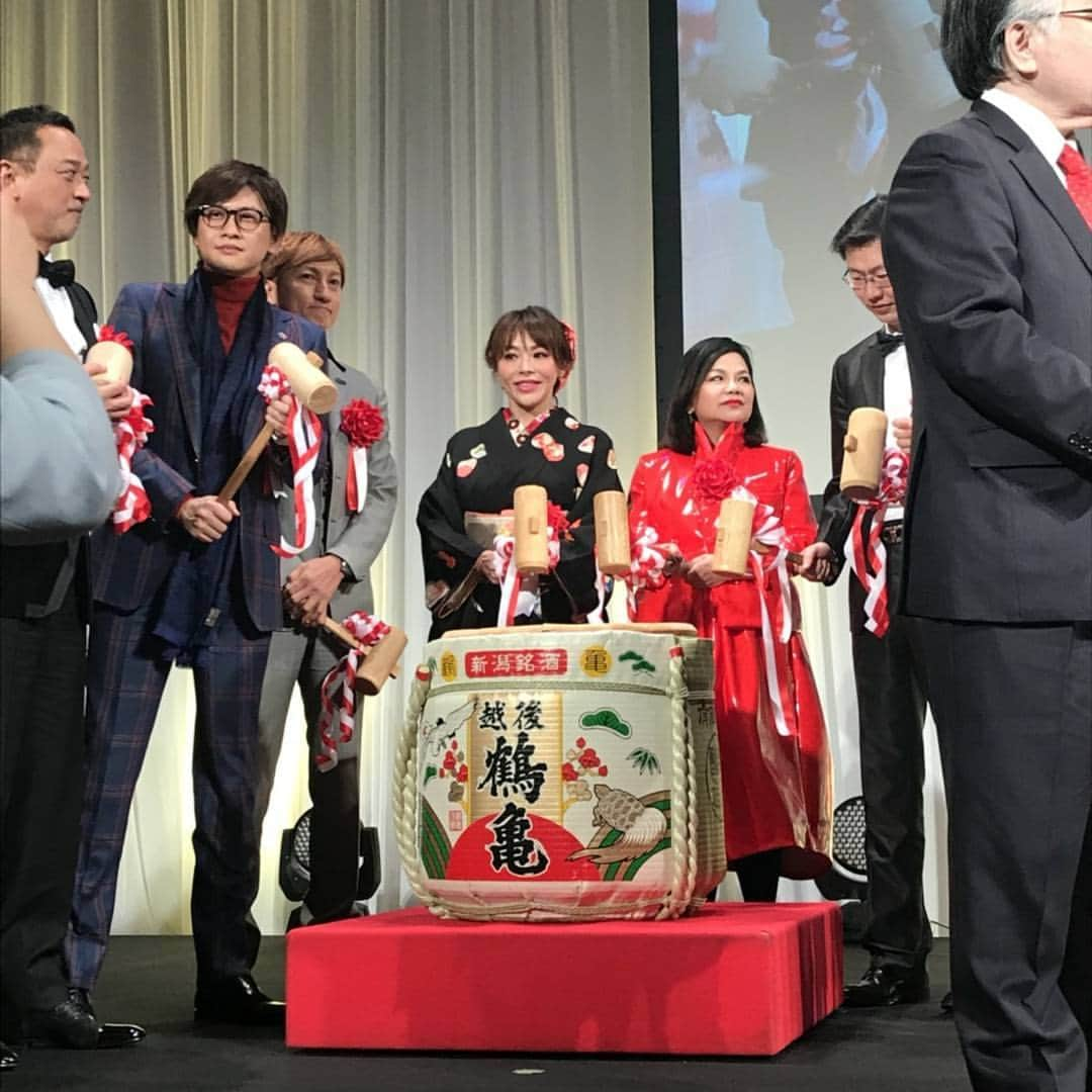 黒崎えり子さんのインスタグラム写真 - (黒崎えり子Instagram)「昨日はエステプロラボ様の New years party に久米ちゃんと真紀子さんと参加させて頂きました！  650名の盛大なパーティで、鏡開きをさせて頂いたり、楽しいゲストがいらしたり、佐々木会長の優しさがたくさん詰まった楽しいパーティでした❤  #エステプロラボ #新年会  #プリンスホテル  #鏡開き  #しぶがき隊  #ふっくん  #着物  #ヘアアレンジ #アリーザ」1月16日 18時40分 - erikonail