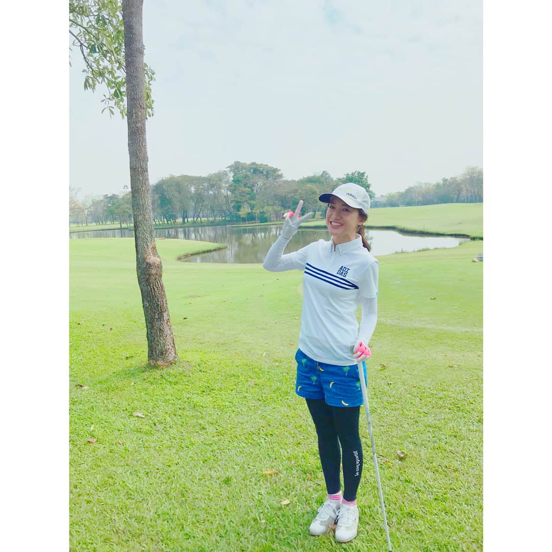 のインスタグラム：「⛳️✌️ 旅の最後にゴルフで締め！🏌️‍♂️‍♀️ 最近すごく涼しいから朝から今までにないくらい爽やかなラウンドが出来ました🌿 . 動画のショートコース、70ヤードしかなくて ピッチングで軽く降るくらいで打ったら... ギリギリのとこで池ぽちゃ💦 近いのも難しい💦笑 . 今日ボール6個くらいなくなったー😭 でも思いっきり振れたゴルフだったから楽しかった😊 . 自分の中でのゴルフの課題はグリーン周りの技術...🏌️‍♂️‍♀️ 頑張ろっ🤗 , #golf#golfround#adidasgolf #ゴルフ女子#海外ゴルフ」