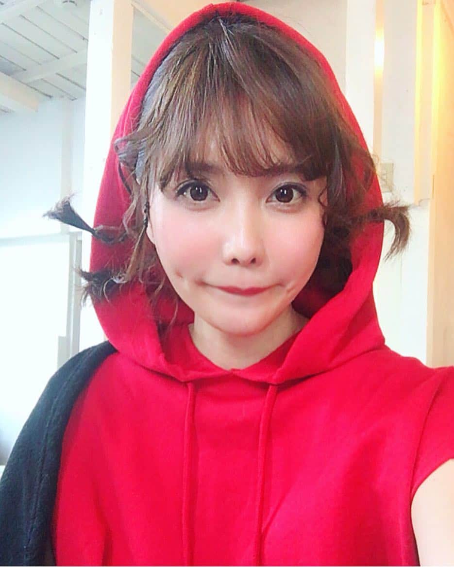 のインスタグラム：「本日の撮影にて赤ずきんになりました🐺 色んなパターンで撮影しましたが これが1番しっくりくるって言われました。 なんぞ、、 . . . #shooting #撮影 #赤ずきん #ヘアアレンジ #model #サロモ #おさげ #赤 #パーカー #me #selfie #followme」
