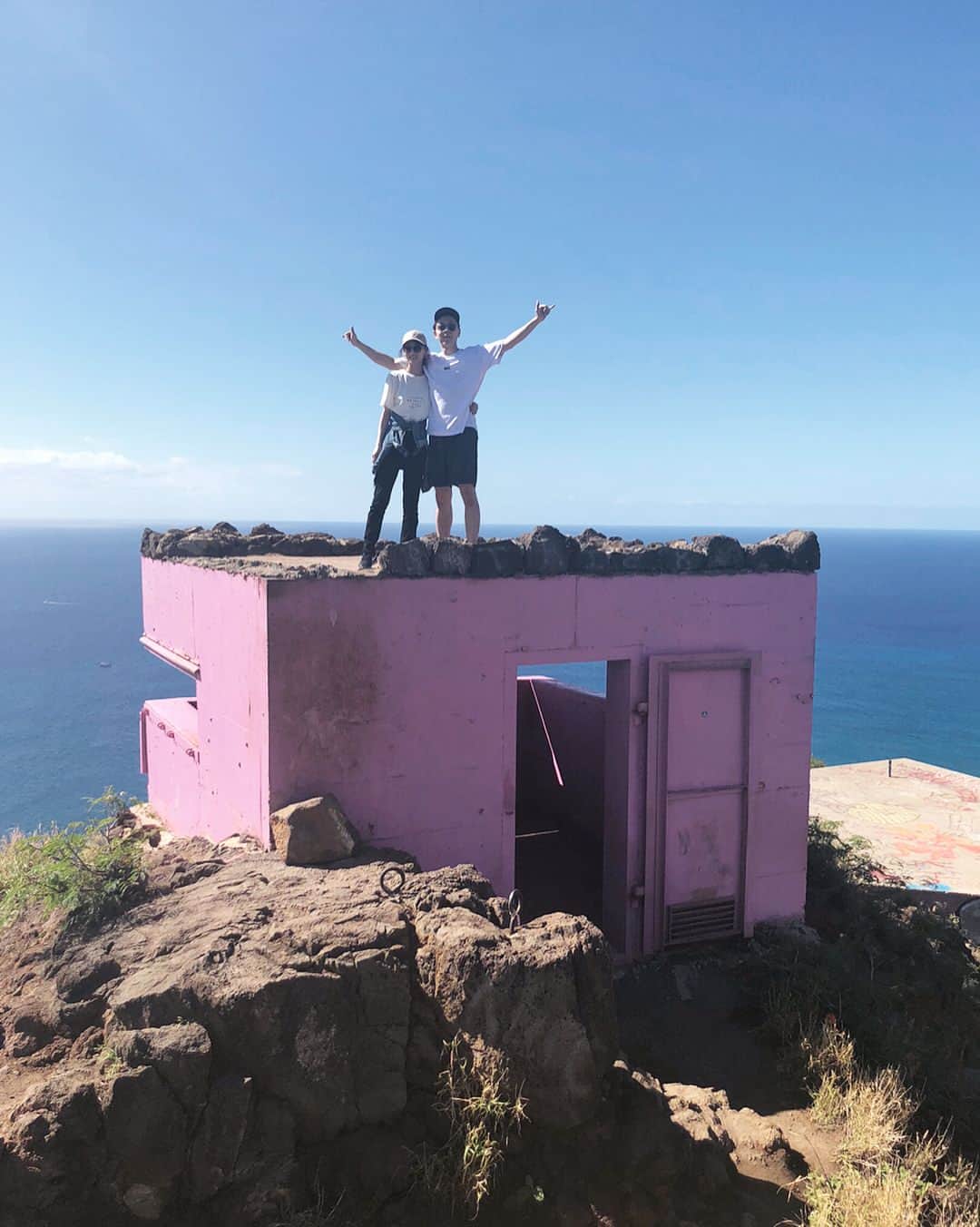石元歩唯さんのインスタグラム写真 - (石元歩唯Instagram)「. . 目的の Pink Pillbox 💕 空と海の青とのコントラストが綺麗で 風もすごく気持ちよかった…！⛰ . #kento_ai_hawaii #PuUOhuluKai #MailiPillbox #PinkPillbox #hike」1月16日 21時06分 - 518aichi