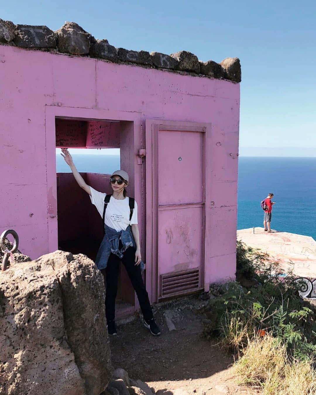 石元歩唯さんのインスタグラム写真 - (石元歩唯Instagram)「. . 目的の Pink Pillbox 💕 空と海の青とのコントラストが綺麗で 風もすごく気持ちよかった…！⛰ . #kento_ai_hawaii #PuUOhuluKai #MailiPillbox #PinkPillbox #hike」1月16日 21時06分 - 518aichi