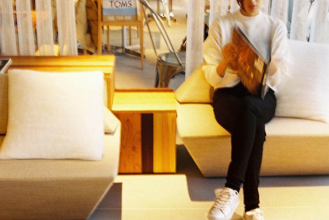 落合恭子のインスタグラム：「☕️ 東京に増えて続けている趣のあるホテルやホステル、 ゲストハウスを紹介する ”Tokyo Hostel Guide” . 隈研吾建築都市設計事務所デザイン監修、 2017年4月にオープンした押上のホテル . tokyo hostel guide-one@tokyo-004 . http :// www. emmon. me/wp/tokyo_hostels_guide_one_at_tokyo *リンクは @emmongoodgoods のプロフィールより閲覧可能です . We started"Tokyo Hostel Guide"introducing cool hotels, hostels and guest houses. . place : one@tokyo Shoes : @tomsjapan  Socks : @rototo_official  model : @kyokomarch5th . #TokyoHostelGuide #Traveler #Travel #Hostel #Hotel #Bookingcom #RoToTo #TOMS #tokyolocal #kengokuma #tokyohostels  #localtokyo #adayinthelife#墨田区#台東区#東京メトロ半蔵門線#都営 浅草線#押上#東京スカイツリータウン#スカイツリー#隈研吾#隈研吾建 築都市設計事務所#analogphotography #analogfilm #35mmfilm #Nikon #beliveinfilm #35mm #lonelyplanet」