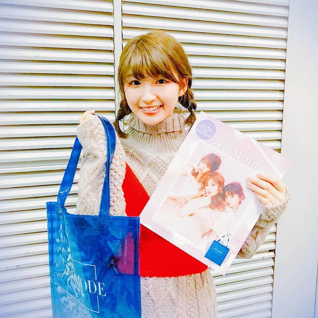 乃木坂46のインスタグラム：「本日はリクエストにお答えして#井上小百合 さんのオフショットをお届け❗️ 限定版は完売ですが、通常版はまだあるのでまだの方はぜひゲットしてください😌  #N46MODE #乃木坂46 #井上小百合」
