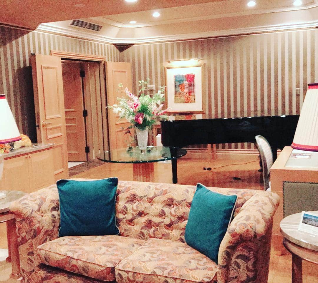 清塚信也さんのインスタグラム写真 - (清塚信也Instagram)「コンサートを終えてホテルに入ったら部屋にピアノがあるんですが、まだ弾けってことでしょうか…？」1月16日 22時09分 - shinya_kiyozuka