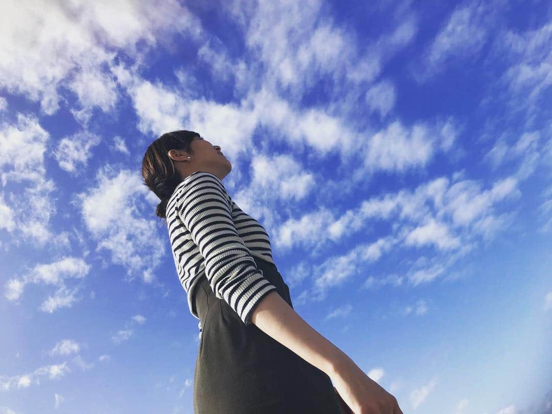 比嘉愛未さんのインスタグラム写真 - (比嘉愛未Instagram)「Sky💙 #カメラマンは母 #斬新なアングルw」1月16日 22時38分 - higa_manami