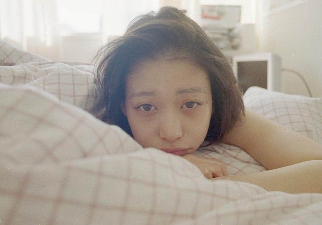 花盛友里のインスタグラム：「写真集「寝起き女子」発売まであと10日！ ドキドキドキドキ。 全編フィルムで撮っています。 わたしもまだ出来上がった本は見ていないの。 あードキドキドキドキ！ . #寝起き女子 #girls in the morning #japan #portrait #1/27発売」