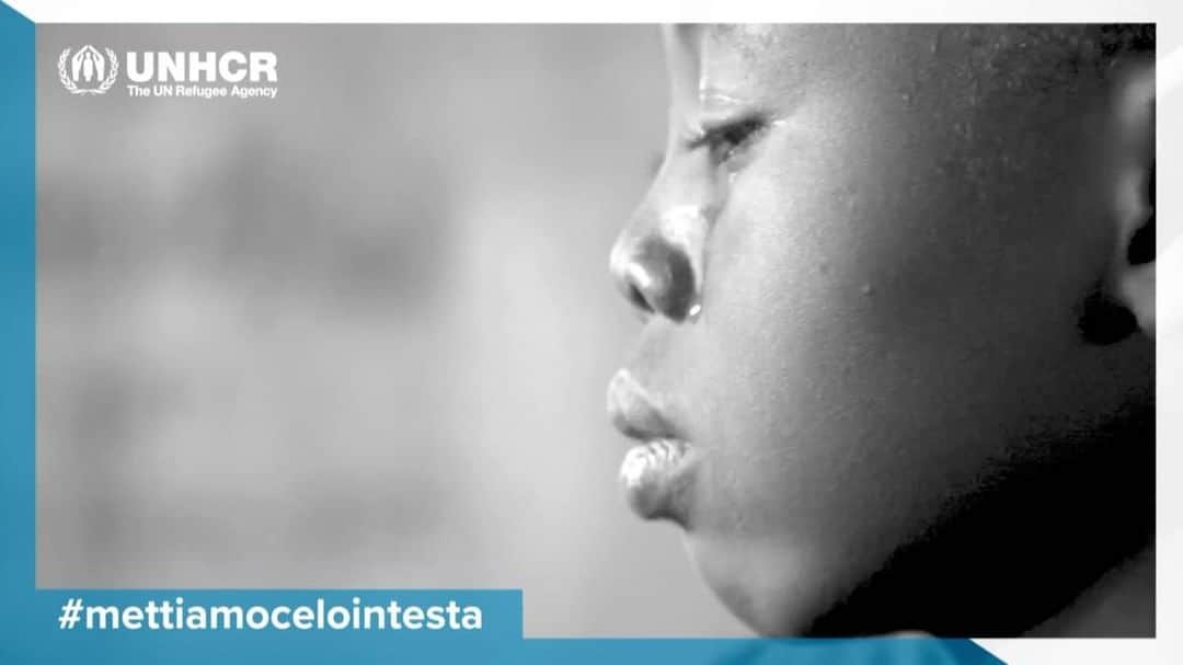 アンドレア・バルツァッリのインスタグラム：「3 milioni e mezzo di bambini rifugiati non vanno a scuola. Ma proprio a scuola sarebbero al riparo dal rischio di violenze e abusi. Aiutando @unhcr_italia possiamo dare a un bambino rifugiato la possibilità di andare a scuola e dargli un futuro migliore. Dona al 45516 #mettiamocelointesta」