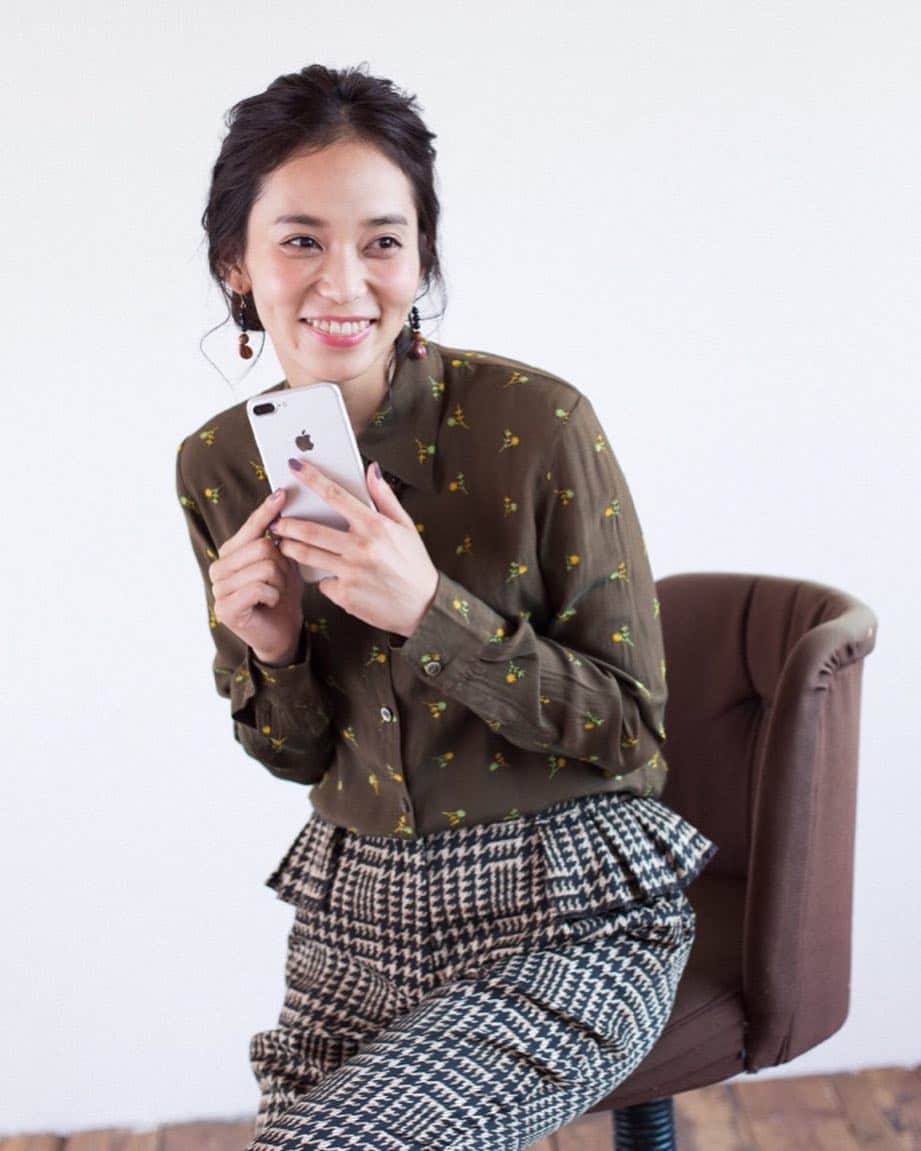 サスティナ公式インスタグラムのインスタグラム：「【忙しい毎日を変える】 レンタルをして洋服の買い物もスマホ1つで📲 #サスティナ #ファッション #アプリ #洋服 #レンタル #好きなもの #自分だけの #クローゼット #スマホ」