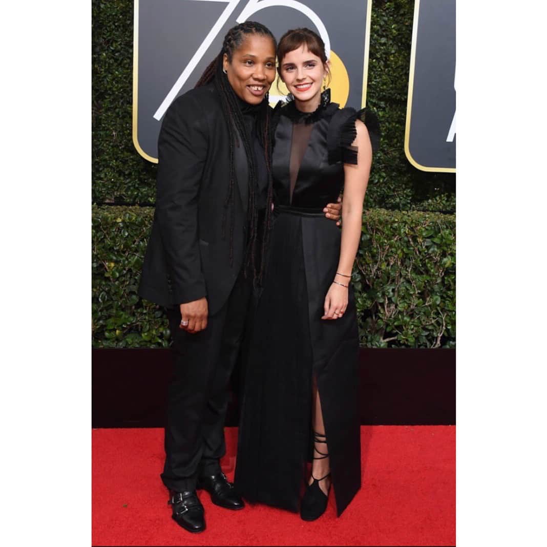 ザ・プレス・ツアーのインスタグラム：「An amazing night at The Golden Globes with @jusmarai. Sustainable dress by @ronaldvanderkemp made from discarded fabrics and adorned with an @era50_50 pin (an organization out of the UK campaigning for equal representation for women on stage and on screen) Shoes @creaturesofcomfort, crafted in a small factory outside of Florence. Earring also by RVDK from upcycled materials and jewelry by @lilianvontrapp handcrafted from recycled gold and vintage diamonds. LVT also uses recycled materials for packaging and gives a percentage of each purchase to PACT.  Skin prepped with @MUNskincare Aknari Brightening Serum, @Evolueskincare Day and Night Cream Normal + Sensitive Skin, and @TataHarperskincare Illuminating Eye Cream. My staple @rmsbeauty 'Un' Cover-Up as concealer & foundation. For Eyes & Brows, @alimapure Natural Definition Brow Pencil in Medium + @100percentpure Green Tea Fiber Brow Builder in Medium, @janeiredale Liquid Liner in Black and @kjaerweis Mascara. Lips - @100percentpure Lip Carmel in Scotch Kiss. Makeup sealed with @mvskincare Rose Hydrating Mist. All brands are cruelty-free and use natural and organic ingredients. Haircut and new fringe by Jenny Harling」